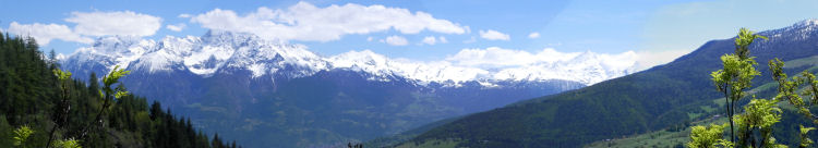 Panorama sui gruppi dell’Emilius e della Grivola tra La Ville a Chanté, camminando ad una quota di m 1405 slm (Valle d’Aosta) (36174 bytes)